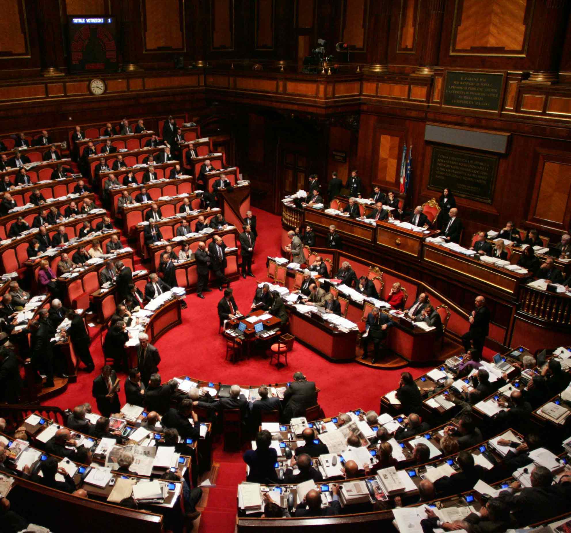 L'aula del Senato approva in via definitiva la legge Comunitaria 2009 (130 sì e 108 astenuti), che recepisce numerose norme Ue e che all'articolo 43 - ora legge - apporta modifiche alla legge sulla caccia (la 157 del 1992). 