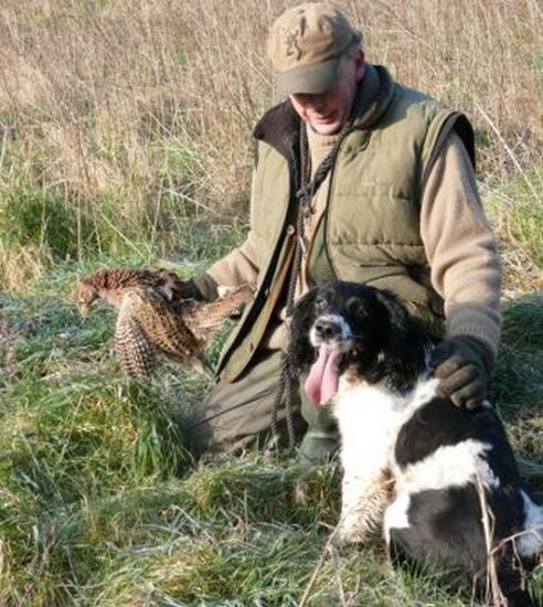 Cacciatore con cane da ferma Cacciatore con cane da ferma