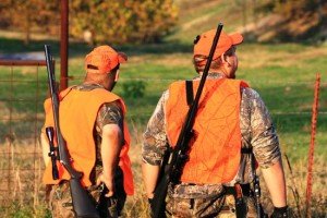 Abbigliamento alta visibilità arancione per la caccia al cinghiale