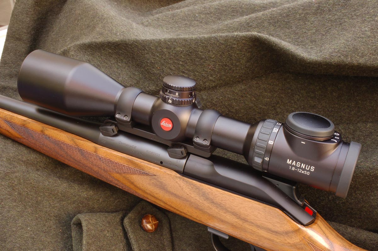 Carabina da caccia Blaser R8 con ottica Leica Magnus 18 Carabina da caccia Blaser R8 con ottica Leica Magnus 18