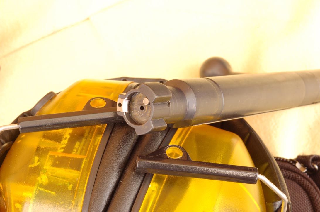 La testa dell’otturatore con le tre alette di tenuta, una delle quali ospita l’unghia dell’estrattore di comprovata robustezza e resa; nella faccia ribassata sono posizionati il foro del percussore e il nottolino elastico dell’espulsore rössler_titan_alpha_0431