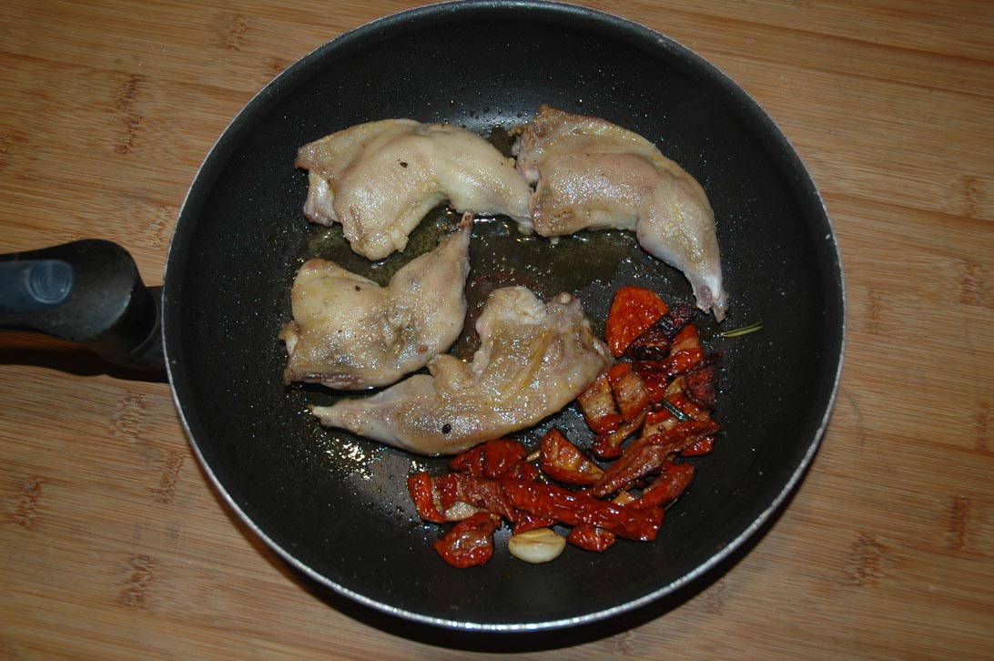 Le cosce della coturnice vanno saltate in padella e rosolate a fuoco allegro su pentola antiaderente. piatto_ricette_cucinare_cosce_coturnice_pomodori_secchi_vino_bianco