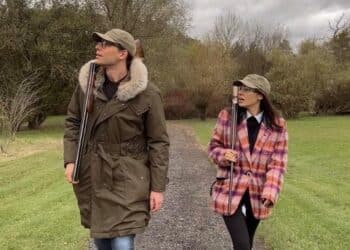 Carlo Gussalli Beretta si allena al tiro al piattello con la fidanzata: critiche per entrambi