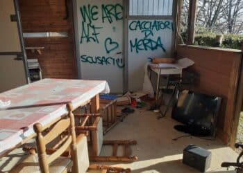 ALF colpisce ancora, imbrattati e devastati capanno di caccia e casetta