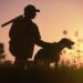 Cacciatore muore d’infarto, il cane gli rimane accanto fino all’arrivo dei soccorritori