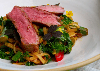 Ricette di selvaggina: insalata di noodle con cervo, l’Occidente incontra l’Oriente