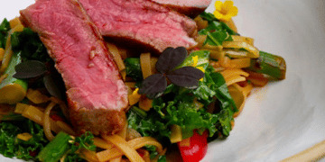 Ricette di selvaggina: insalata di noodle con cervo, l’Occidente incontra l’Oriente