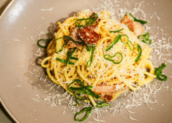 Ricette gustose di selvaggina: spaghetti alla carbonara di cinghiale
