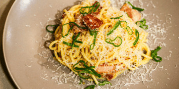 Ricette gustose di selvaggina: spaghetti alla carbonara di cinghiale
