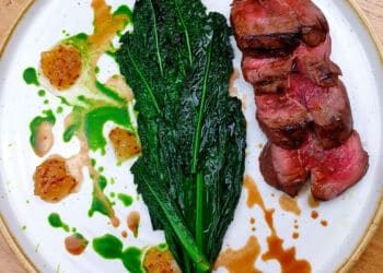 Tagliata di cervo al profumo di faggio, cavolo nero toscano, mostarda di pere williams ed emulsione di cavolo e rosmarino