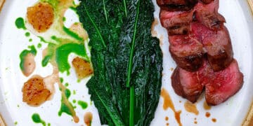 Tagliata di cervo al profumo di faggio, cavolo nero toscano, mostarda di pere williams ed emulsione di cavolo e rosmarino