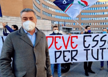 I cacciatori manifestano di fronte al Tribunale di Brescia, presente l’on. Fiocchi