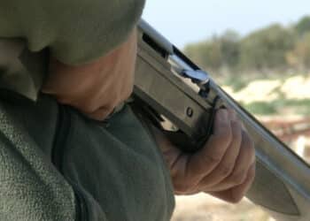 Dimentica il fucile sul tetto dell’auto dopo la battuta di caccia, denunciato