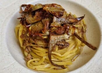Tagliolini alla liquirizia con cervo e carciofi