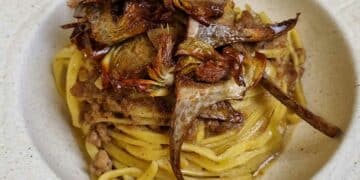 Tagliolini alla liquirizia con cervo e carciofi