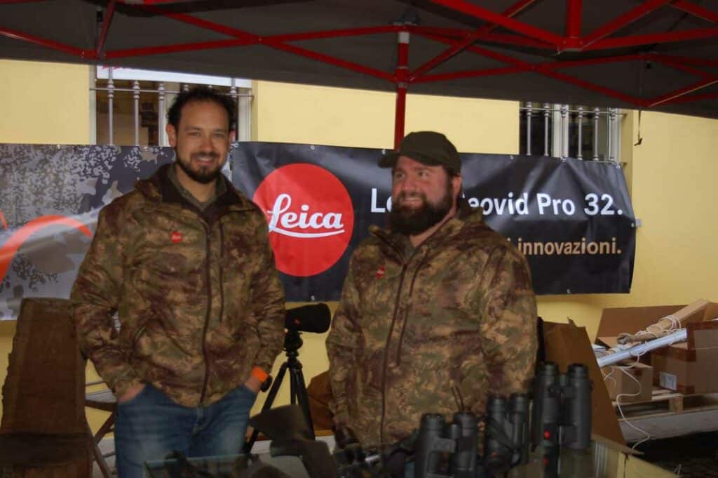 La nostra fotocamera ha lasciato un poco sfocati Matteo e Alessio ponendo a fuoco il marchio Leica che i due bravissimi tecnici illustrano nelle tante proposte commerciali