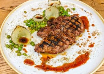 Carré di cinghiale, crema di piselli, cipolla alla brace e piselli saltati