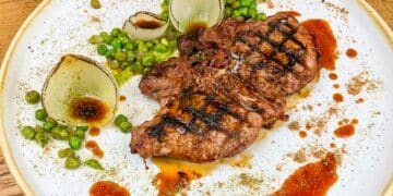 Carré di cinghiale, crema di piselli, cipolla alla brace e piselli saltati