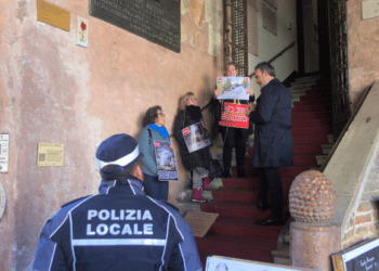 Ravenna, denunciati animalisti che si erano incatenati per le nutrie