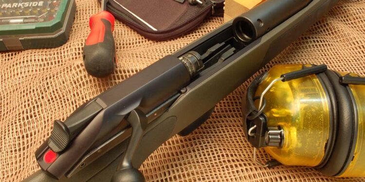 Spingendo in avanti il tasto di armamento si attiva la batteria scoprendo un punto rosso di segnale: è stato anche aperto l’otturatore arretrando tutto il complesso