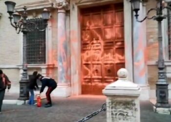 Animalisti imbrattano il Senato, on. Mazzali: “Sono vandali violenti senza argomenti”