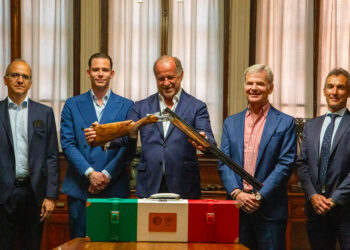 Beretta celebra il 70° compleanno del presidente FITAV Rossi con un fucile speciale