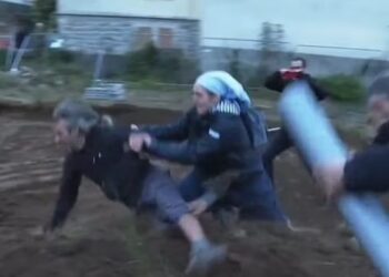 Suora placca un ambientalista che stava protestando contro un cantiere