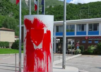 Vandali imbrattano con la vernice rossa la sede della Fiocchi Munizioni a Lecco
