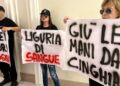 Irruzione degli animalisti nella sede della Regione Liguria: “Giù le mani dai cinghiali”