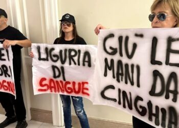 Irruzione degli animalisti nella sede della Regione Liguria: “Giù le mani dai cinghiali”