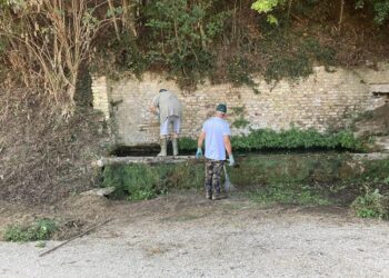 I cacciatori raccolgono rifiuti e ripuliscono le fonti rurali a Montecosaro (MC)