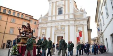 I cacciatori di Macerata custodi della tradizione durante la festa di San Giuliano