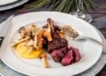 Spezzatino di cervo con salsa ai frutti di bosco e polenta grigliata