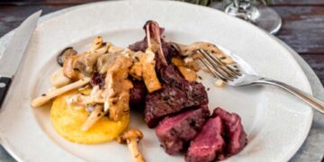 Spezzatino di cervo con salsa ai frutti di bosco e polenta grigliata