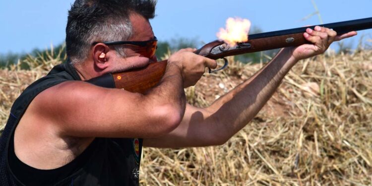 . Il tiro a volo con una replica a pietra focacia.