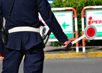 Possedeva una finta paletta della Polizia 12 anni fa: licenza di caccia revocata