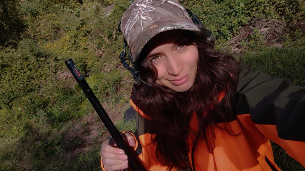 Valeria Gartner durante una giornata di caccia al cinghiale Valeria Gartner durante una giornata di caccia al cinghiale