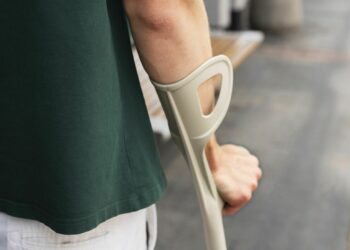 Litiga con la sorella e la colpisce con una stampella: ritirata la licenza caccia