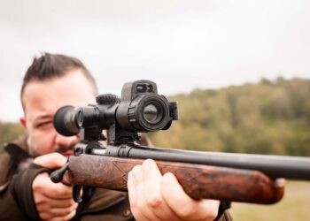 HIKMICRO Alpex 4K LITE: l’ottica digitale giorno/notte che ridefinisce il concetto di precisione venatoria