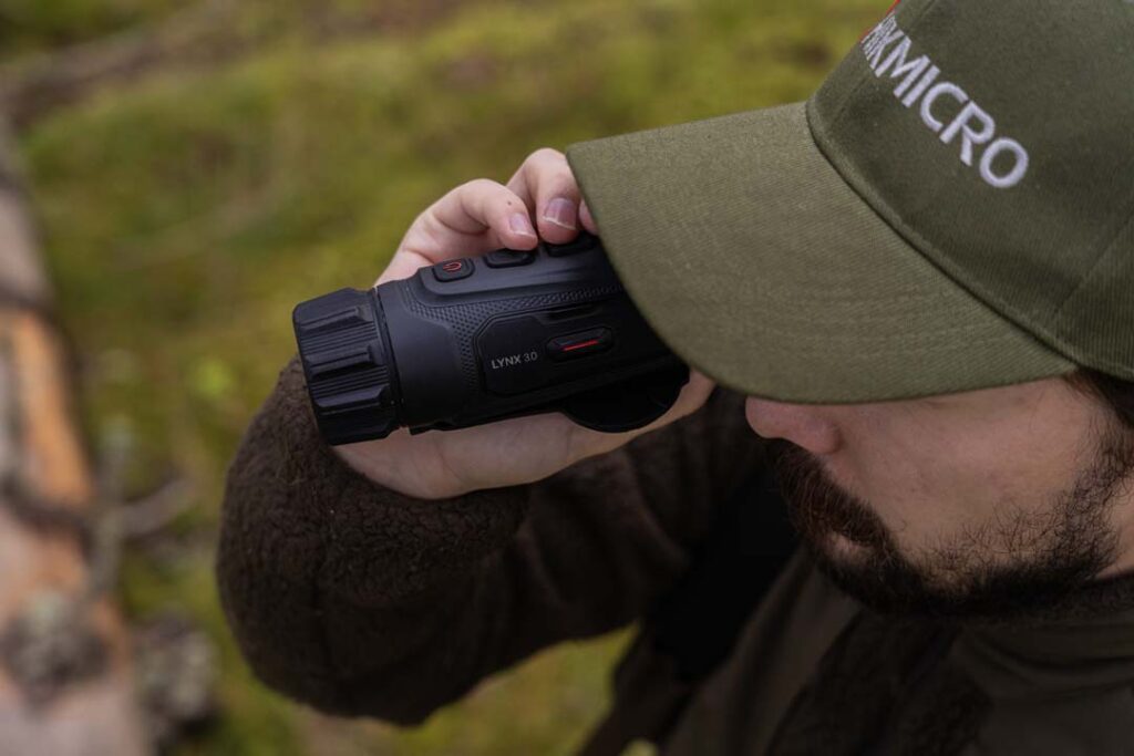 Prova sul campo all’alba: il nuovo HIKMICRO Lynx 3.0 segue lo sguardo del cacciatore con una naturalezza sorprendente.