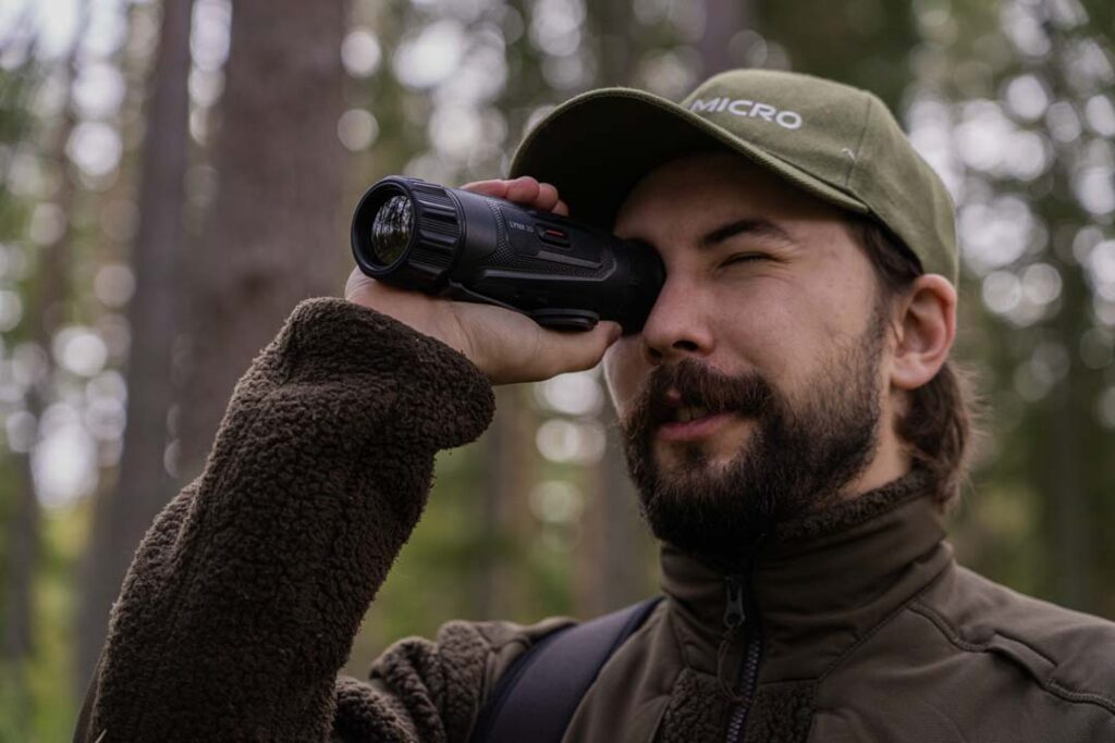 Il termico compatto nel bosco. Due secondi di accensione per essere già pronti a osservare ogni movimento.