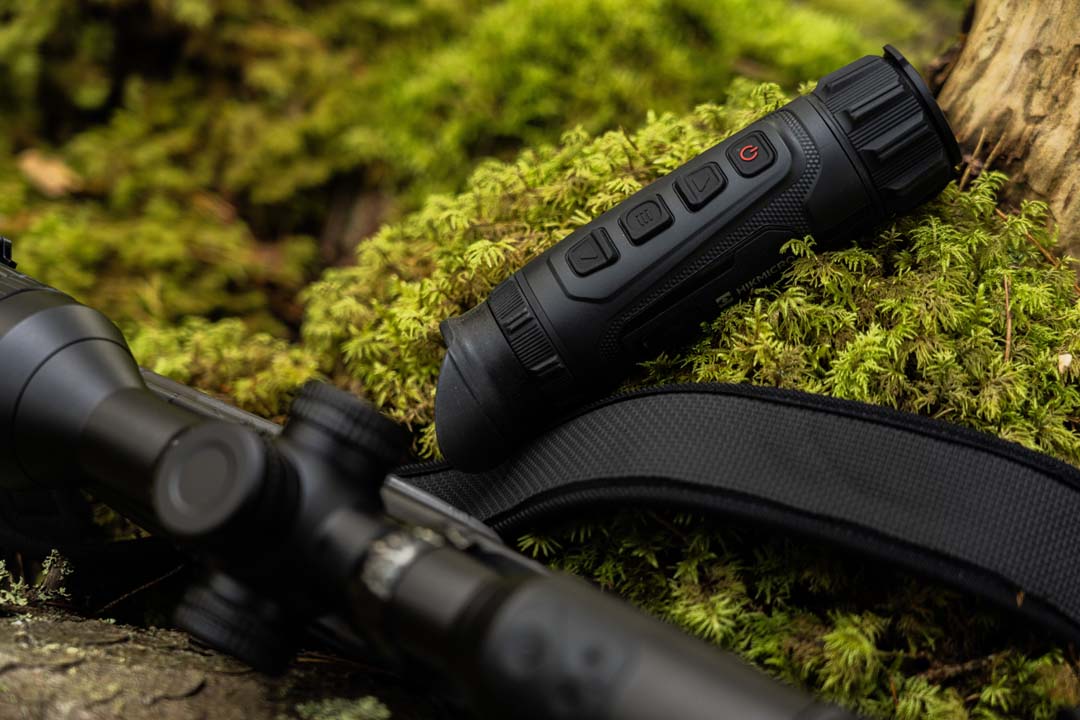 Dettaglio sui comandi: pulsanti rialzati e finitura gommata per un uso immediato anche con i guanti.