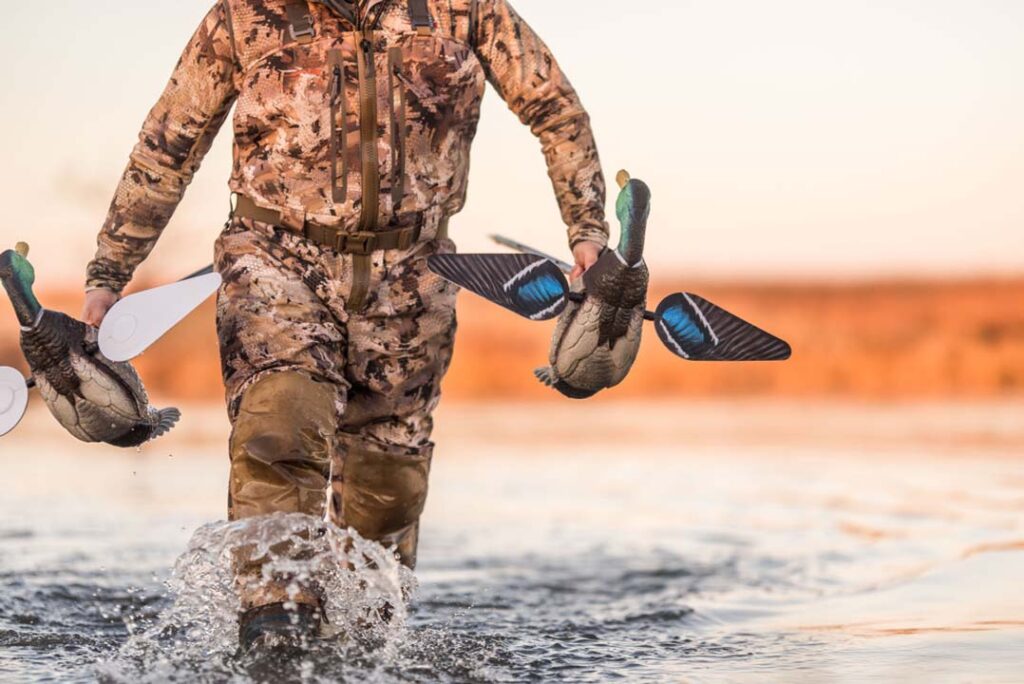 Cacciatore trasporta stampi Final Approach per anatre in laguna Cacciatore trasporta stampi Final Approach per anatre in laguna