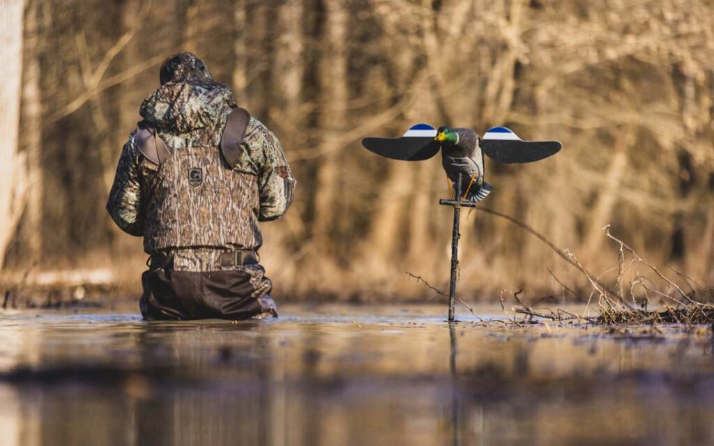 Cacciatore con richiami motorizzati Lucky Duck per la caccia agli acquatici Cacciatore con richiami motorizzati Lucky Duck per la caccia agli acquatici