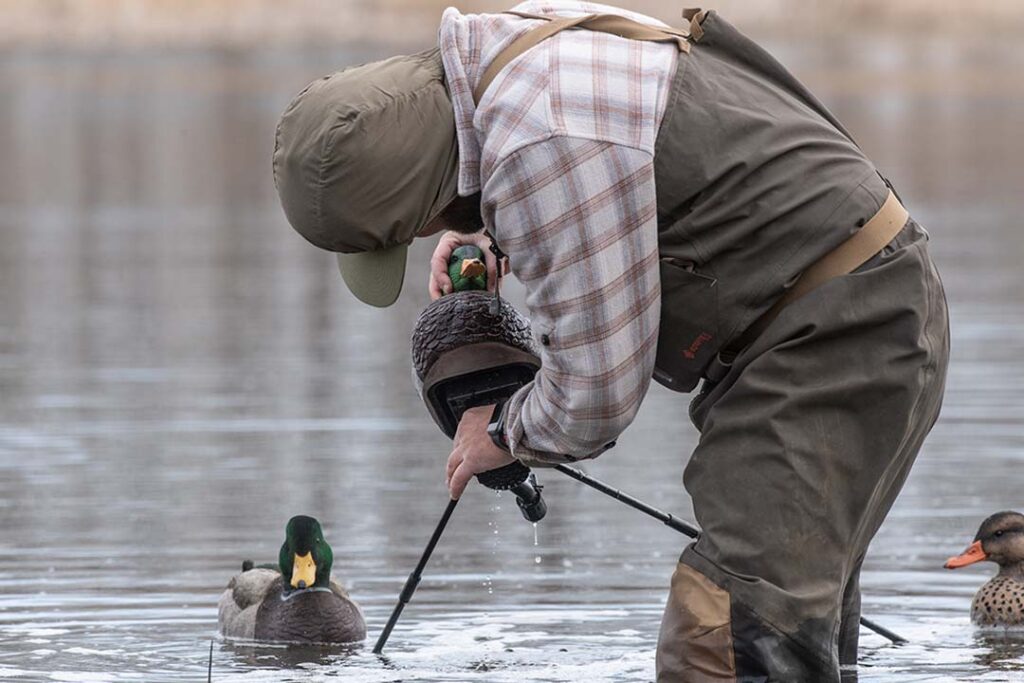 Cacciatore sistema richiamo galleggiante per anatre in acqua Cacciatore sistema richiamo galleggiante per anatre in acqua