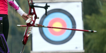 Si allena a tiro con l’arco e la sua freccia colpisce un furgone: revocata la licenza di caccia