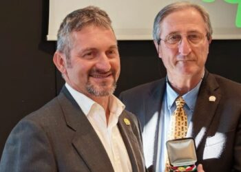 Contribuì al ritrovamento di un bimbo disperso nei boschi: Dario Mattiauda premiato come “Cacciatore dell’anno”