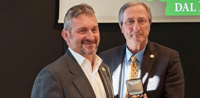 Contribuì al ritrovamento di un bimbo disperso nei boschi: Dario Mattiauda premiato come “Cacciatore dell’anno”