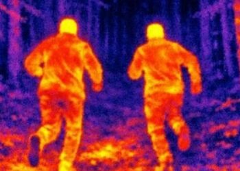 Ladri gli entrano in casa, cacciatore riesce a inseguirli grazie al visore termico