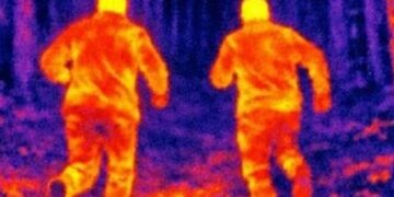 Ladri gli entrano in casa, cacciatore riesce a inseguirli grazie al visore termico